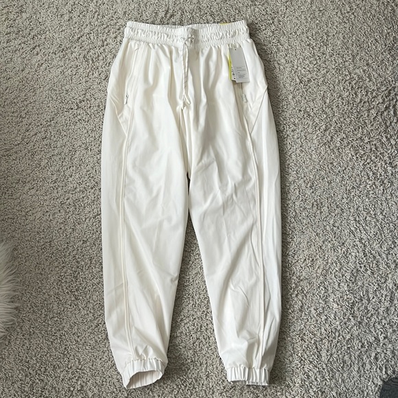 🆕 NWT all in motion off-white mid-rise double-lined joggers Womens size Small - Picture 1 of 9